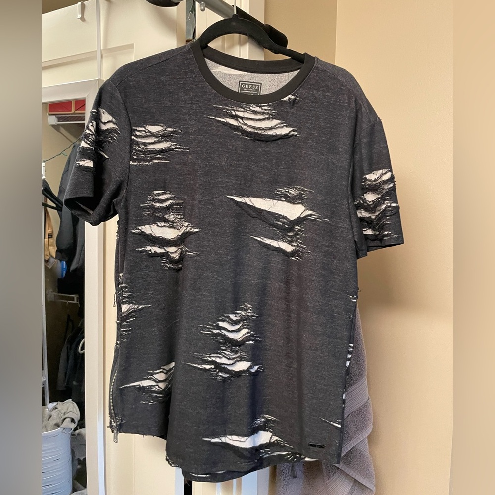 Men’s distressed style grunge tee